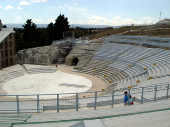 Le Théâtre grec de Syracuse avec ses escaliers en bois,   construits pour les représentations de 2008.