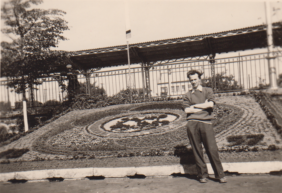 1957 Moskou bloemenperk met festivalversiering station Brest.png