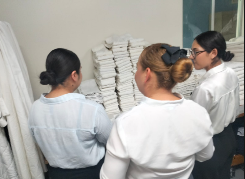 Un grupo de personas en medio de cuarto

El contenido generado por IA puede ser incorrecto.