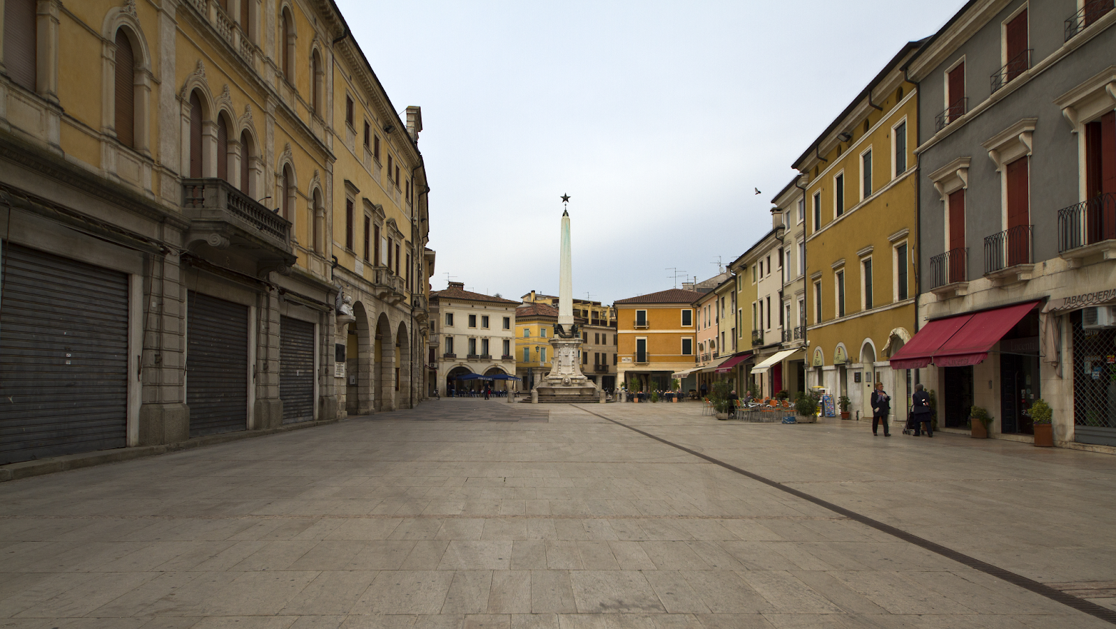 Straßenansicht der Piazza Garibaldi in Lonigo, Italien.