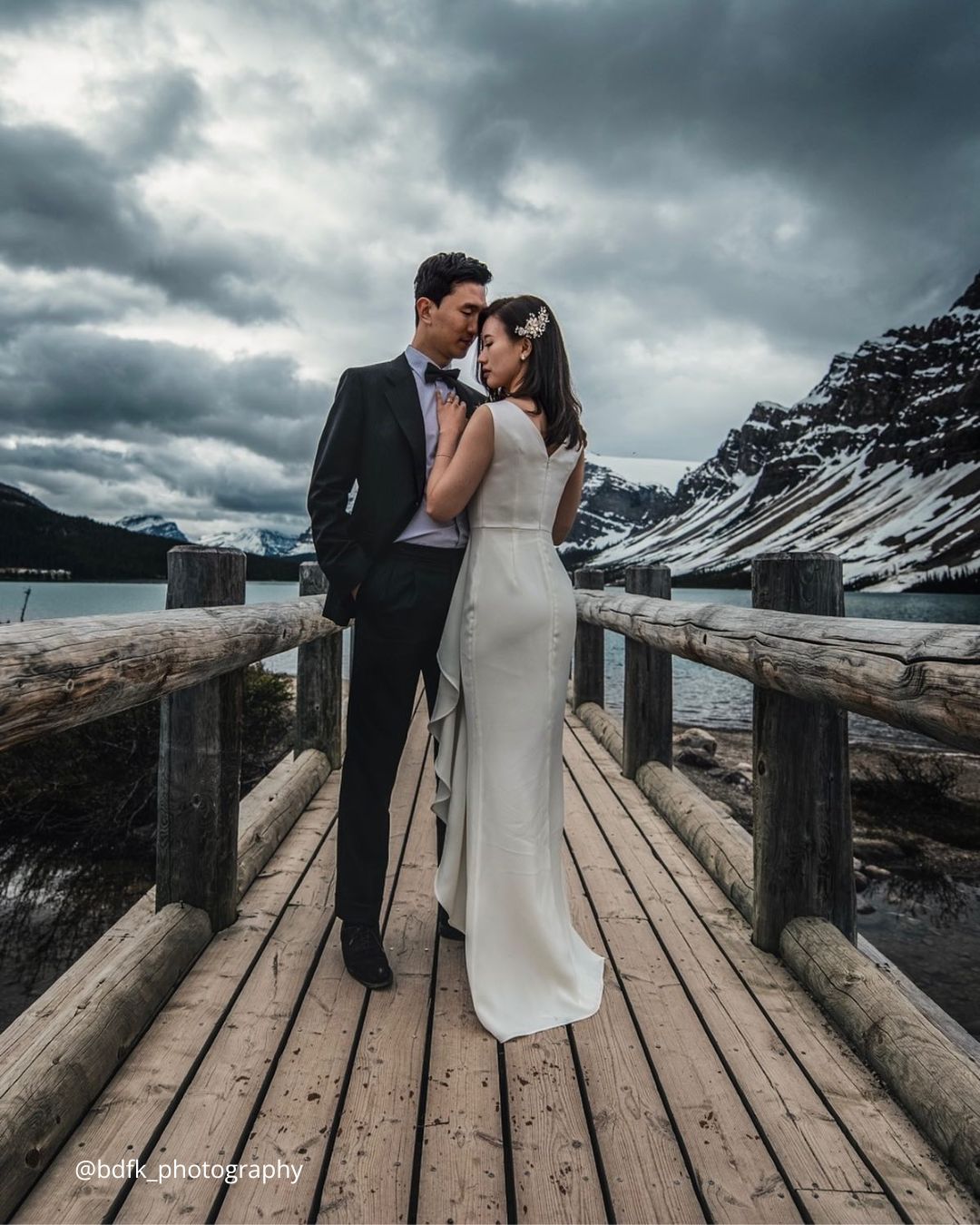 winter wedding photo ideas couple on a bridge in the snow