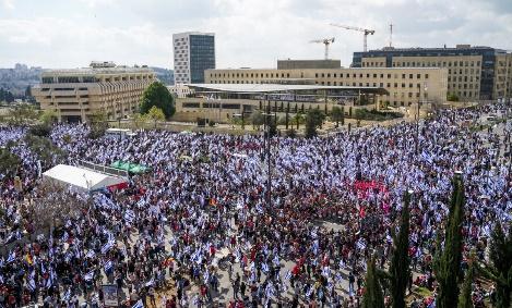 A large crowd of people in a city

Description automatically generated