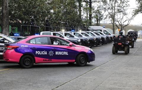 Camioneta roja estacionada en la calle

Descripción generada automáticamente