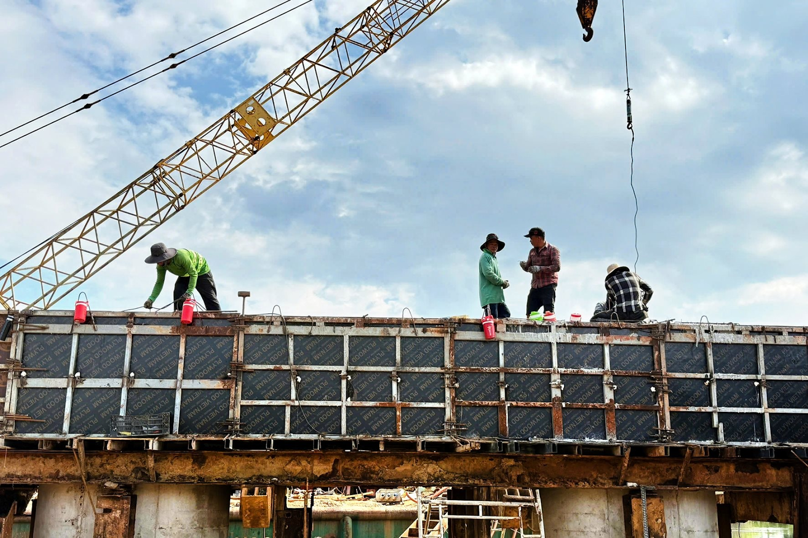 Công nhân làm việc tại công trình.
