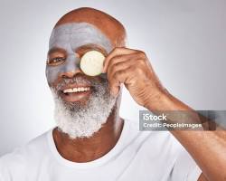 Imagem de person applying a vegan face mask