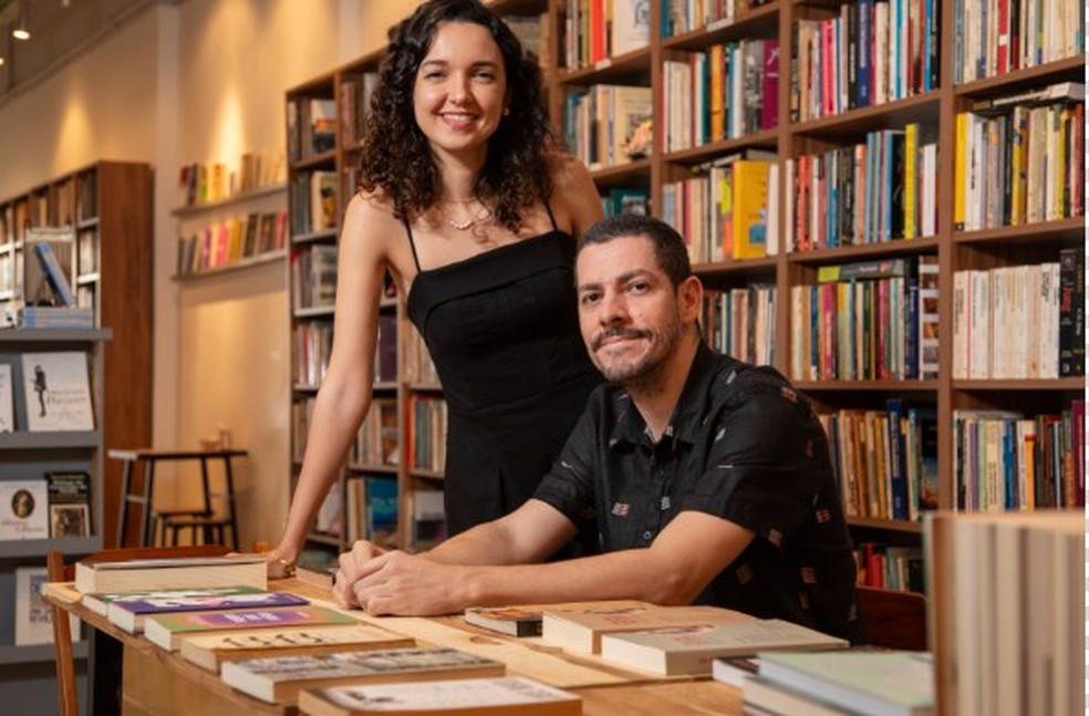 Isabella e Marchiori: casal é sócio no negócio e compartilha da mesma paixão pelos livros — Foto: Ana Branco