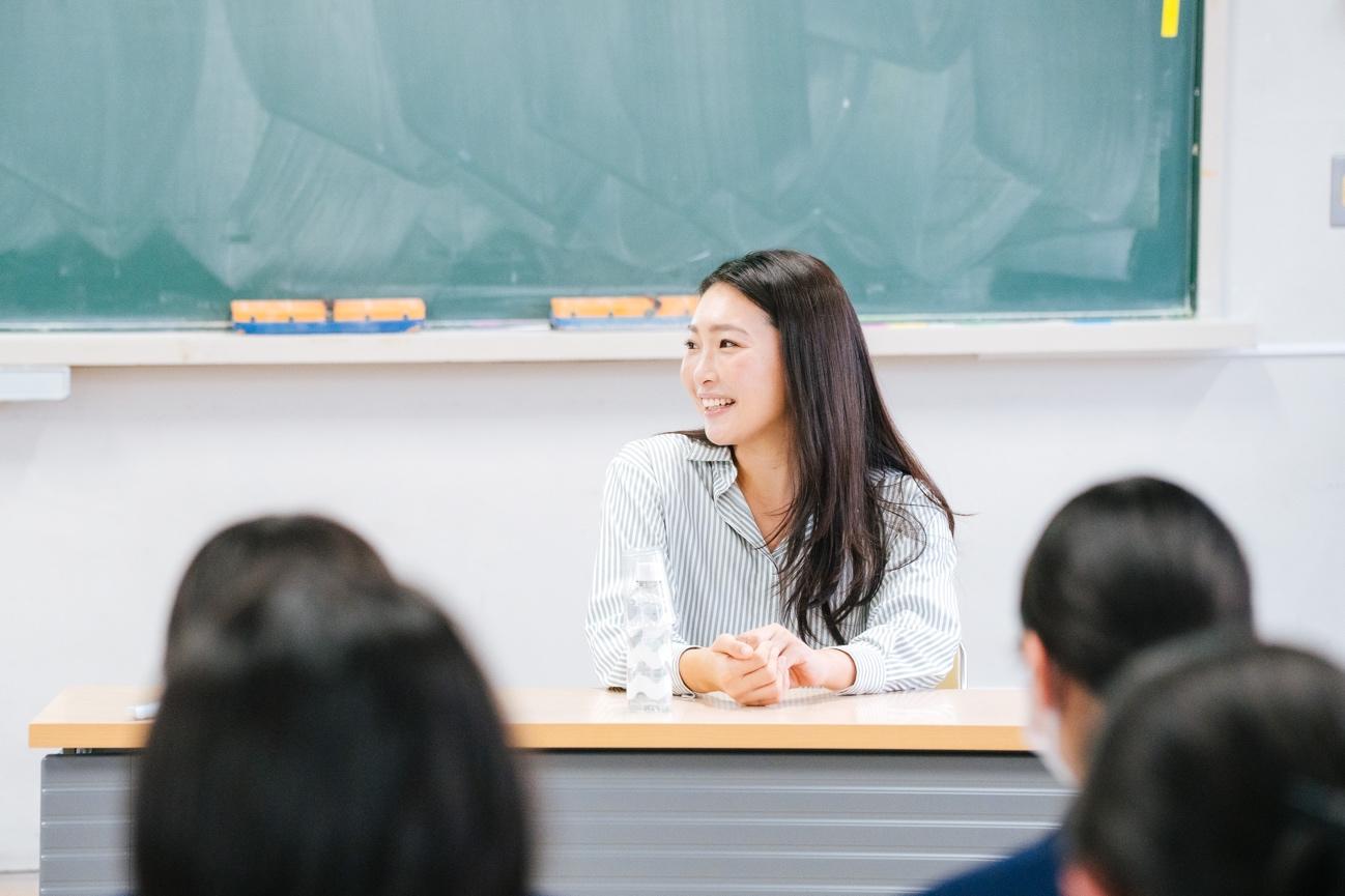 人, 屋内, 女性, 座る が含まれている画像

AI によって生成されたコンテンツは間違っている可能性があります。