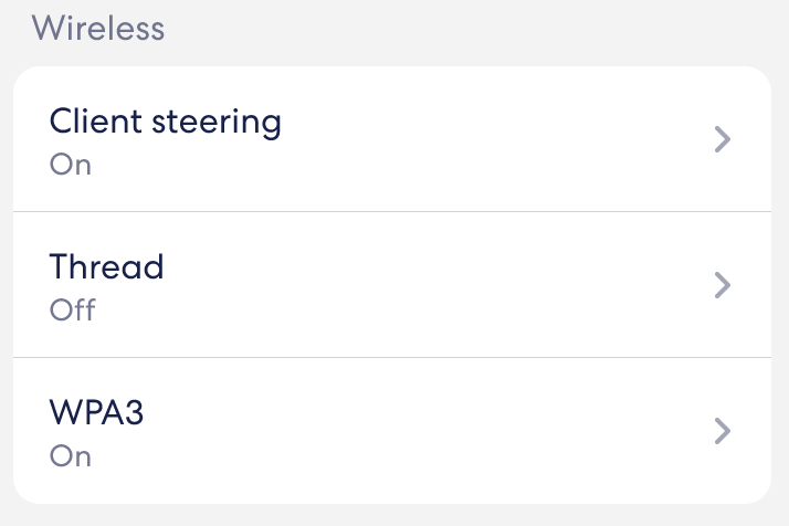 Un'immagine della sezione Wireless del menu Impostazioni di rete. Contiene le opzioni per Client Steering, Thread e WPA3.