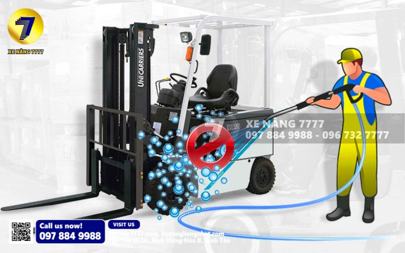 Rửa xe nâng điện bằng nước sẽ gây hỏng hóc