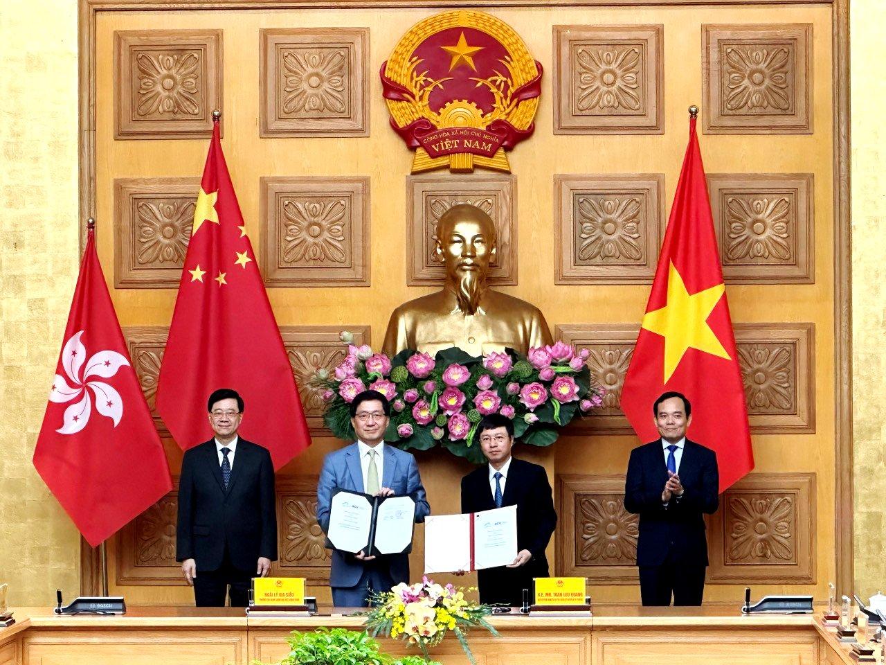 A group of men standing in front of a gold statueDescription automatically generated