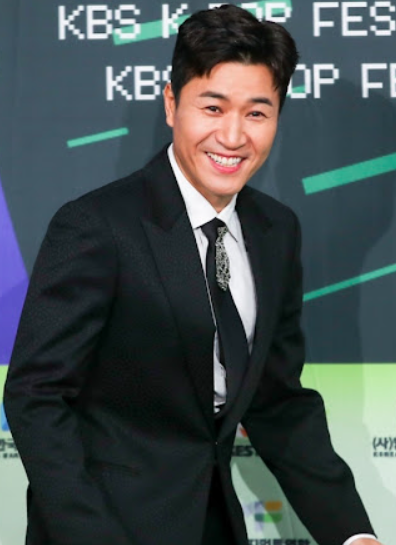 This contains an image of KOYOTE's Kim Jong Min
