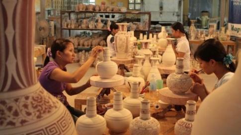 CHỦ ĐỀ: HOẠT ĐỘNG VÌ CỘNG ĐỒNGTUẦN 25SINH HOẠT DƯỚI CỜ: LÀNG NGHỀ TRUYỀN THỐNG- Nghe nghệ nhân kể về nghề truyền thống tại địa phương.- Đặt câu hỏi phỏng vấn về các biện pháp bảo vệ môi trường trong quá trình phát triển làng nghề- Cam kết tham gia hoạt động  Giờ Trái Đất