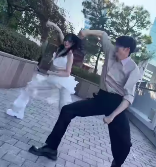 This  contain an image of SinB's and Yeonjun on a dance challenge 