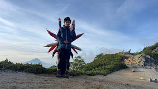 屋外, 立つ, 大きい, 凧 が含まれている画像

自動的に生成された説明