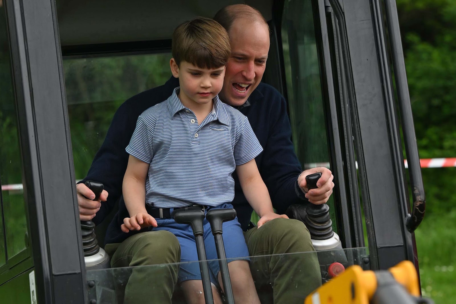 Le Prince Louis et le Prince William jouent dans une pelleteuse