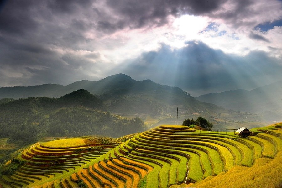 Standing on the Khau Pha Pass gives travelers a panoramic view