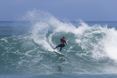 Luana Silva passou pelo primeiro desafio na batalha pela última vaga no CT (Foto: WSL / Daniel Smorigo)