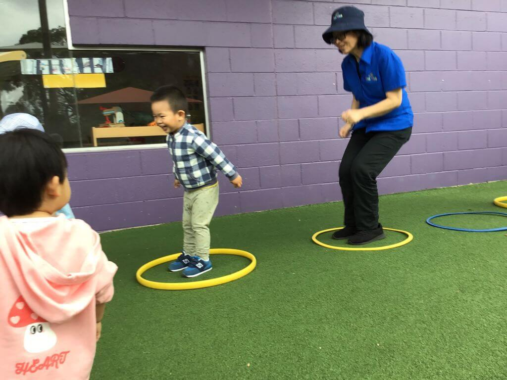 Kegiatan yang Mendukung Untuk Melompat - Melompati Hula Hoop