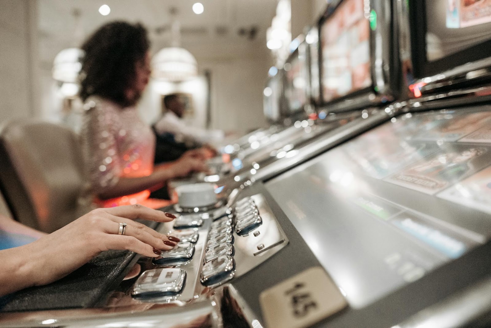 Afbeelding met overdekt, persoon, computer, kledingAutomatisch gegenereerde beschrijving