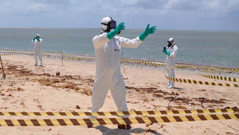 Pessoas na areia da praia

O conteúdo gerado por IA pode estar incorreto.