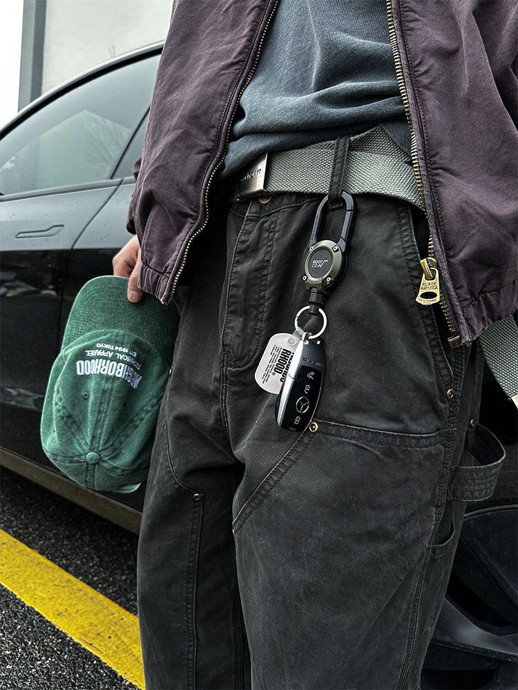 Practical Streetwear: Cargo Pants with Functional Details for Men