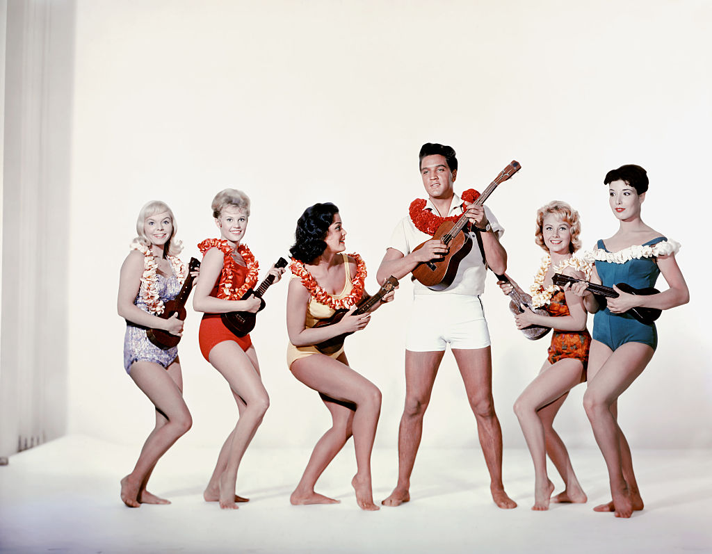 Elvis Presley entouré des actrices Jenny Maxwell, Pamela Austin, Joan Blackman, Darlene Tompkins et Christian Kay.