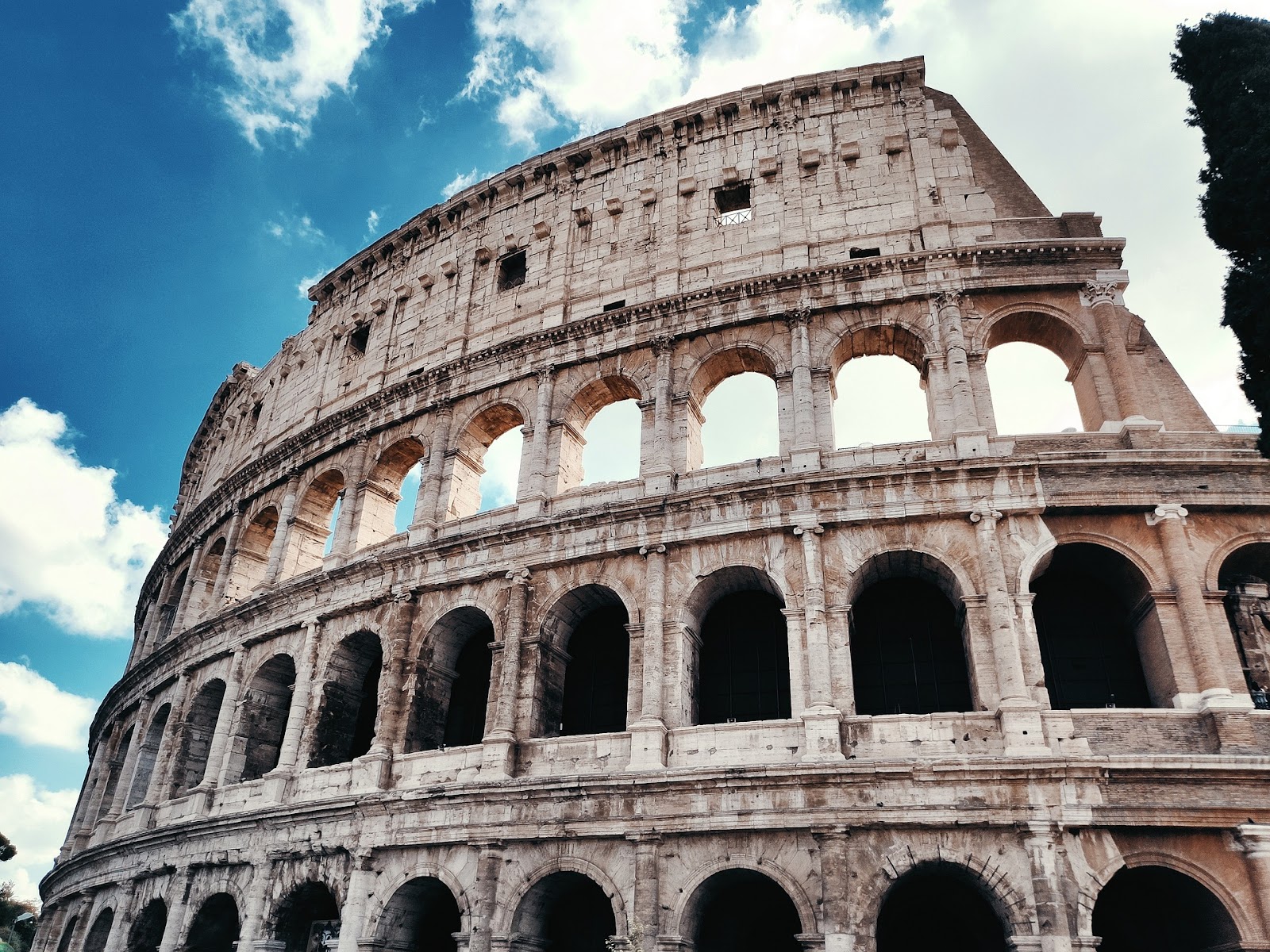 Popular Roman Buildings and Sites: The Colosseum