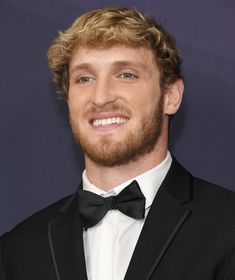 This contain an image of Logan Paul with cute smile