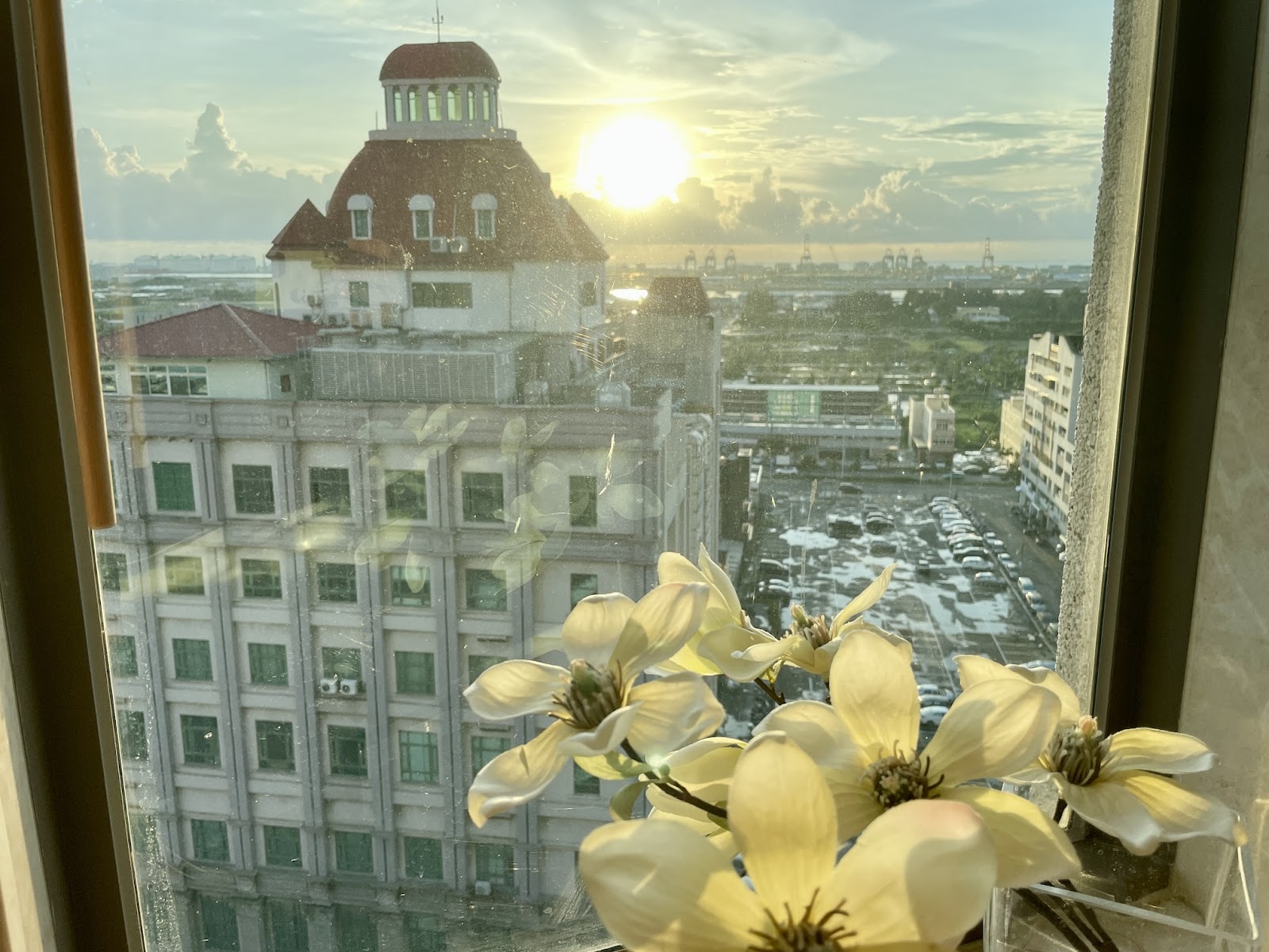 台中港酒店-總統套房浴缸看台中港夕陽與新天地餐廳