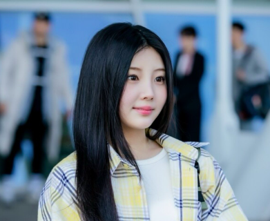 This contains an image of ILLIT Wonhee 