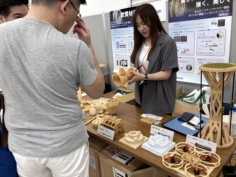 料理をする女性

低い精度で自動的に生成された説明