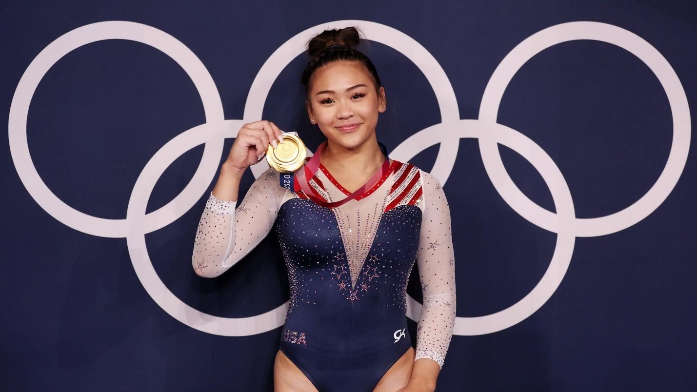 Sunisa Lee with gold medal