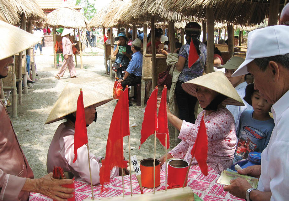 Hội bài chòi là một trò chơi dân gian luôn xuất hiện ở các phiên chợ Tết Gia Lạc hàng năm