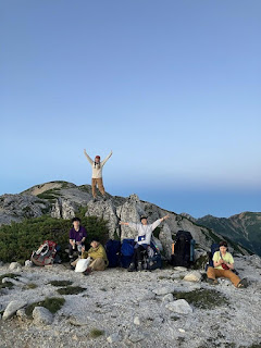 山の中の岩の上に座っている人たち

低い精度で自動的に生成された説明