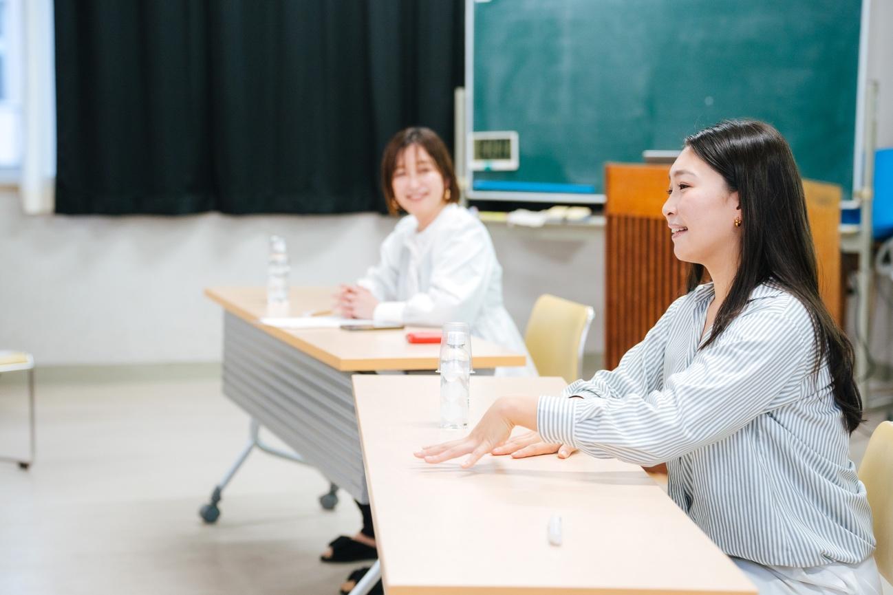 机に肘をついている女性

AI によって生成されたコンテンツは間違っている可能性があります。