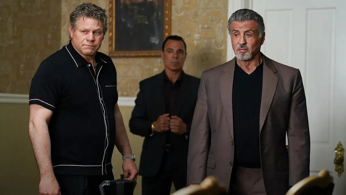 El legendario Sylvester Stallone interpreta a un capo de la mafia en la serie Tulsa King, de Paramount+.