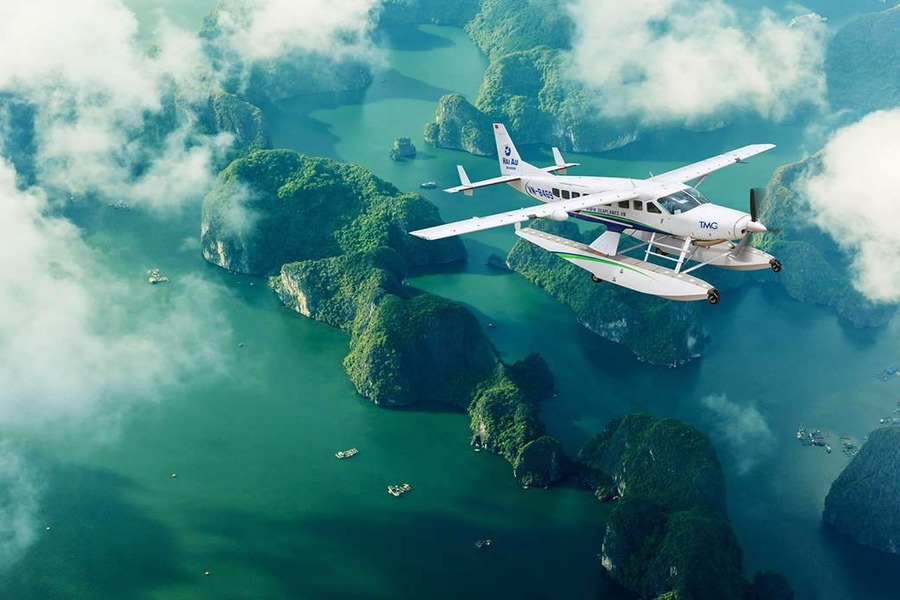 Admire Ha Long Bay by seaplane from an altitude of over 300 meters. Source: thuyphicovinhhalong.com 