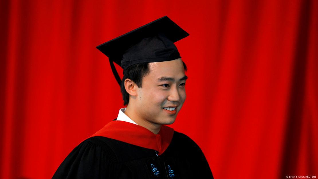 许多中国政要及其家人也曾在哈佛大学就读。图为2012年中共前高官薄熙来之子薄瓜瓜在哈佛大学毕业图像来源: Brian S