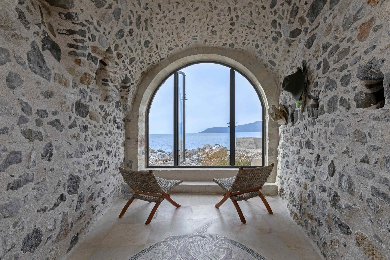 Μινιμαλιστικός ξενοδοχειακός σχεδιασμός με φυσικά υλικά από την etsi.design