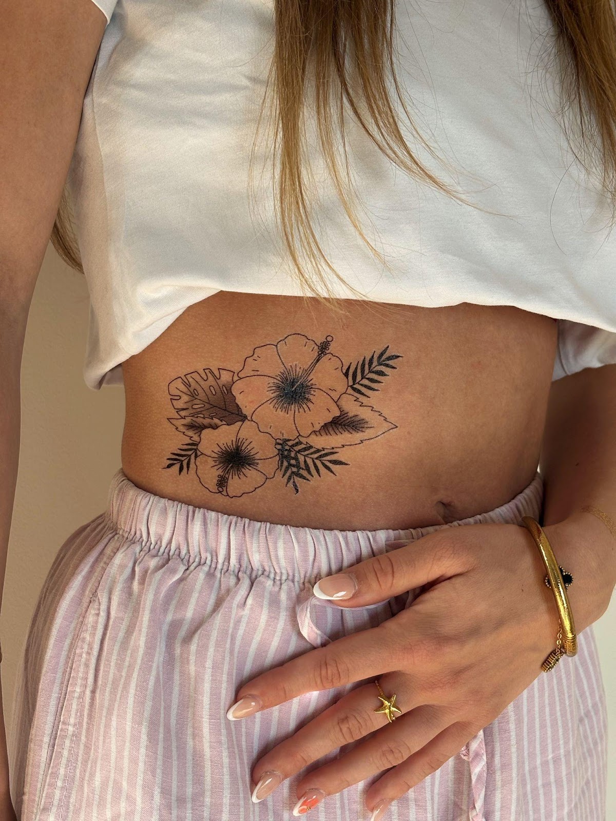 Une image contenant personne, épaule, tatouage, Camoufler Description générée automatiquement