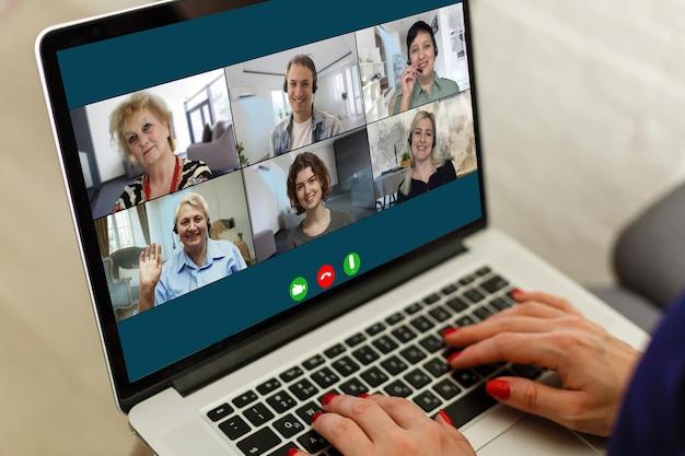 Virtual meeting online. Video conference by laptop. Online business meeting.  On the laptop screen, people who gathered in a video conference to work  on-line. | Premium Photo