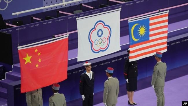 来自台湾的李洋和王齐麟赢得2024巴黎奥运会羽毛球男双金牌后,会场升起“中华台北”的旗帜。(2024年8月4日)