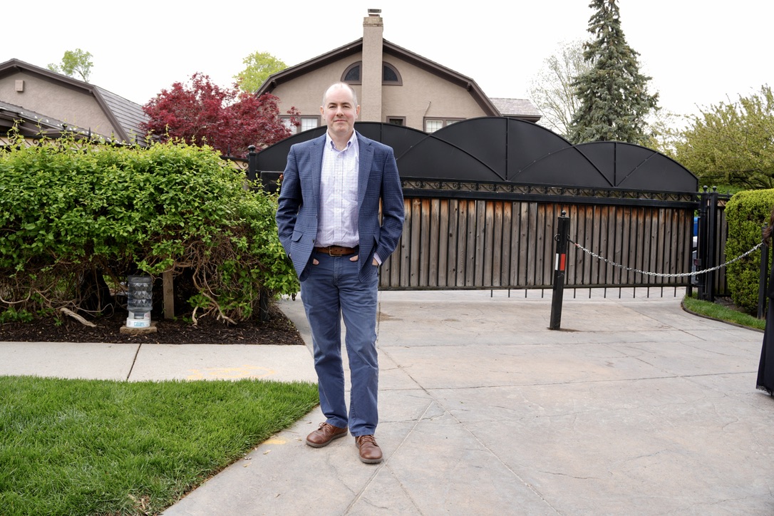 A guy in front of Warren Buffett's house