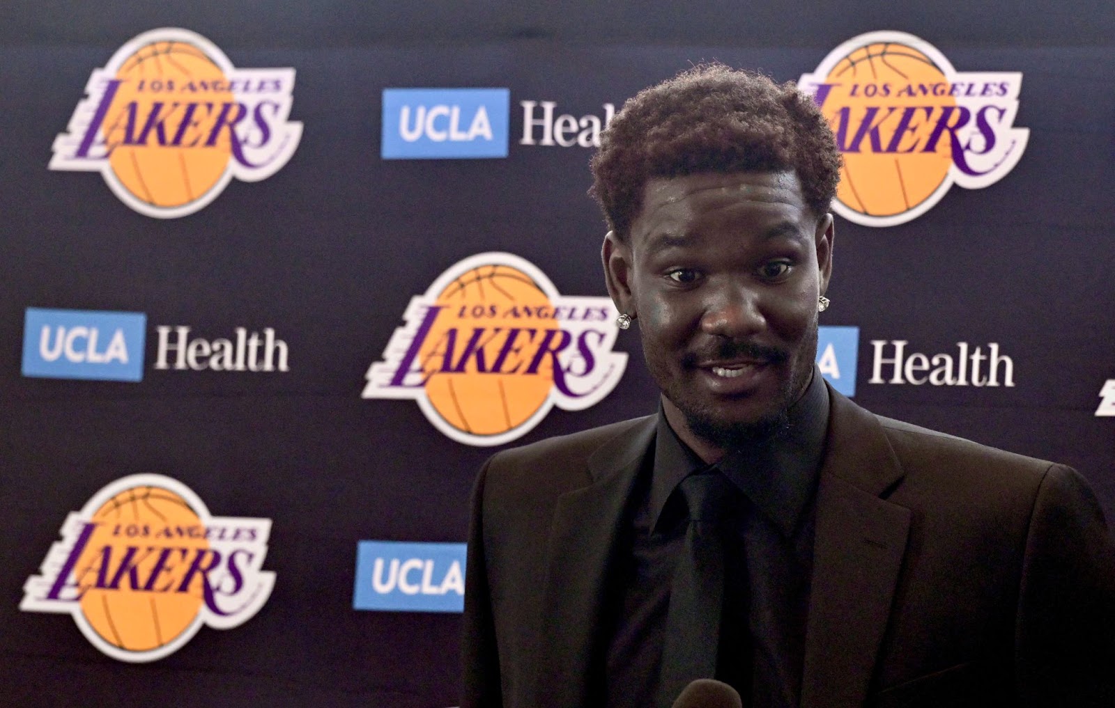 Deandre Ayton à son arrivé à Los Angeles, heureux de commencer un nouveau chapitre. Crédit : Keith Birmingham/MediaNews Group/Pasadena Star-News via Getty Images
