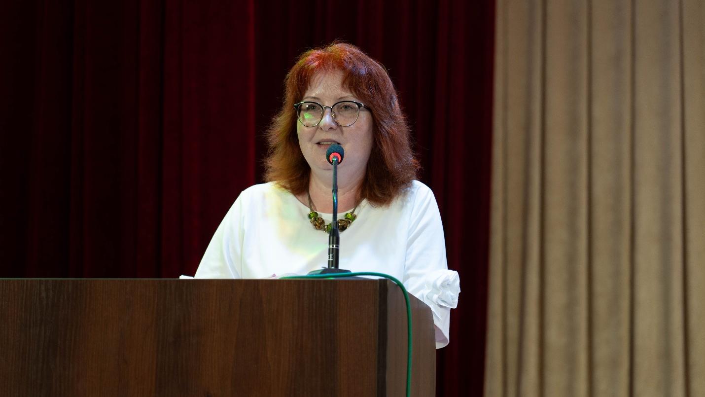 A person speaking into a microphoneAI-generated content may be incorrect.