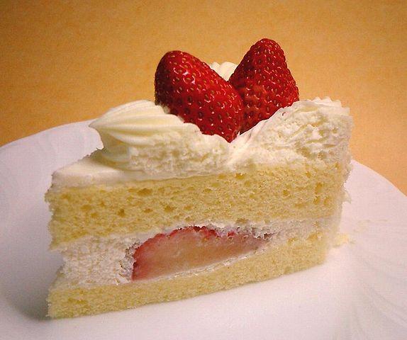 カットされたイチゴのショートケーキの画像