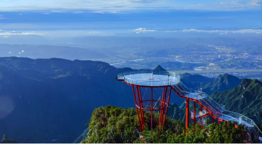 A glass platform on a mountain

Description automatically generated