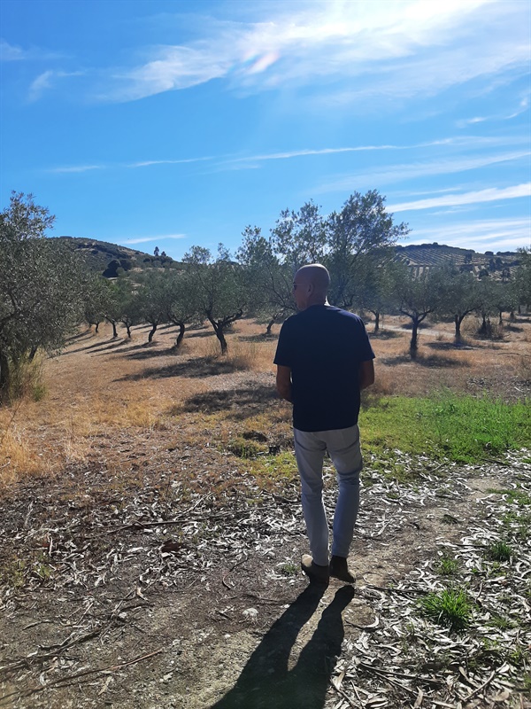 아쿠실라 농장 한가운데 선 주아큉 CEO "Well, it's farming. You always learn." 농사가 그렇죠. 항상 (그렇게) 배우는 겁니다.