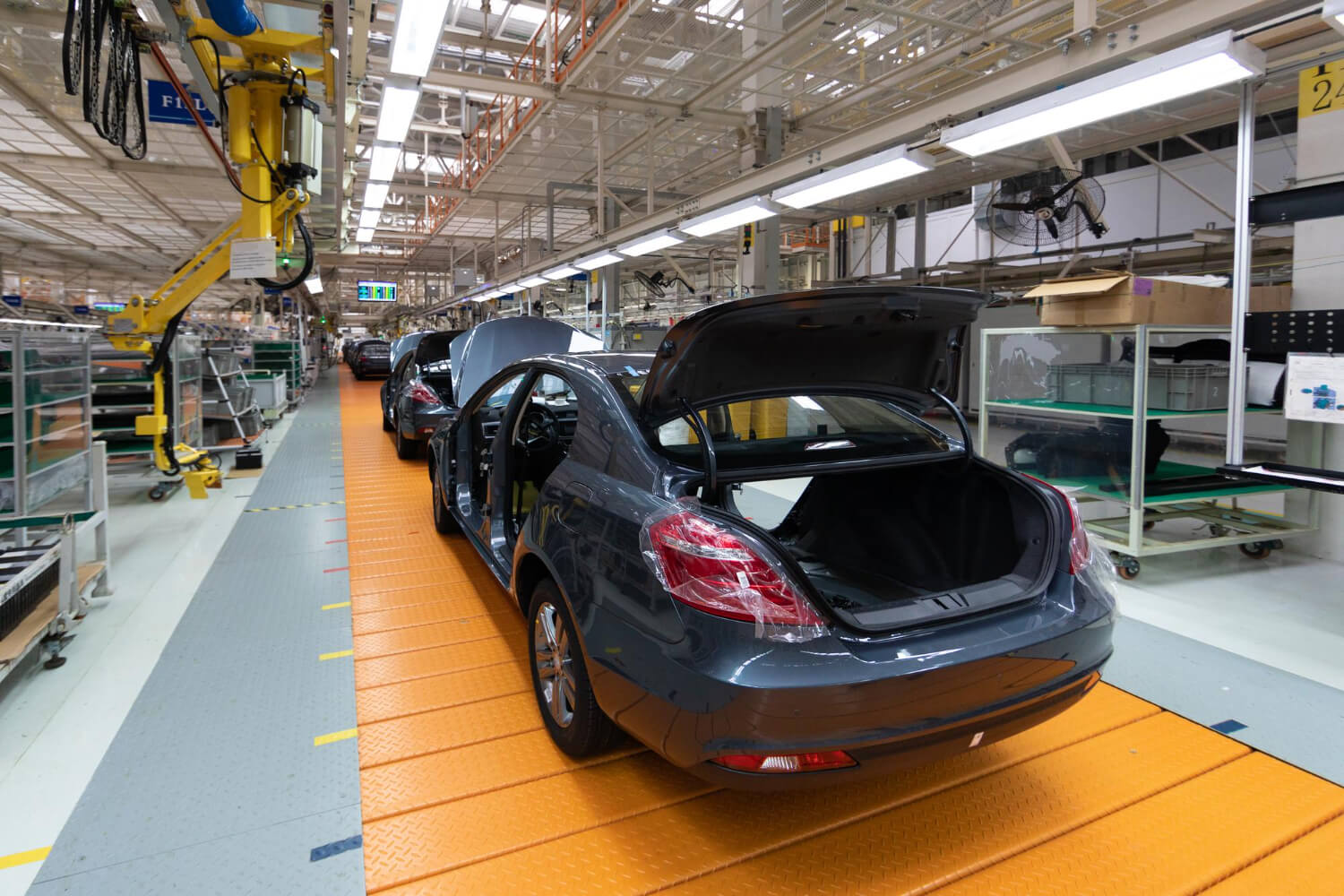 coches nuevos en la cadena de producción