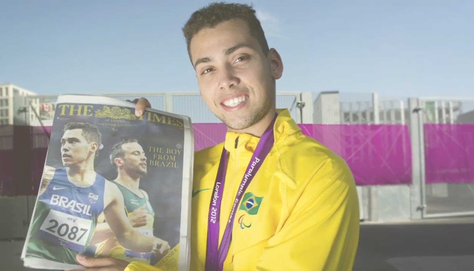 Alan Fonteles com revista de Londres 2012, quando ganhou o ouro